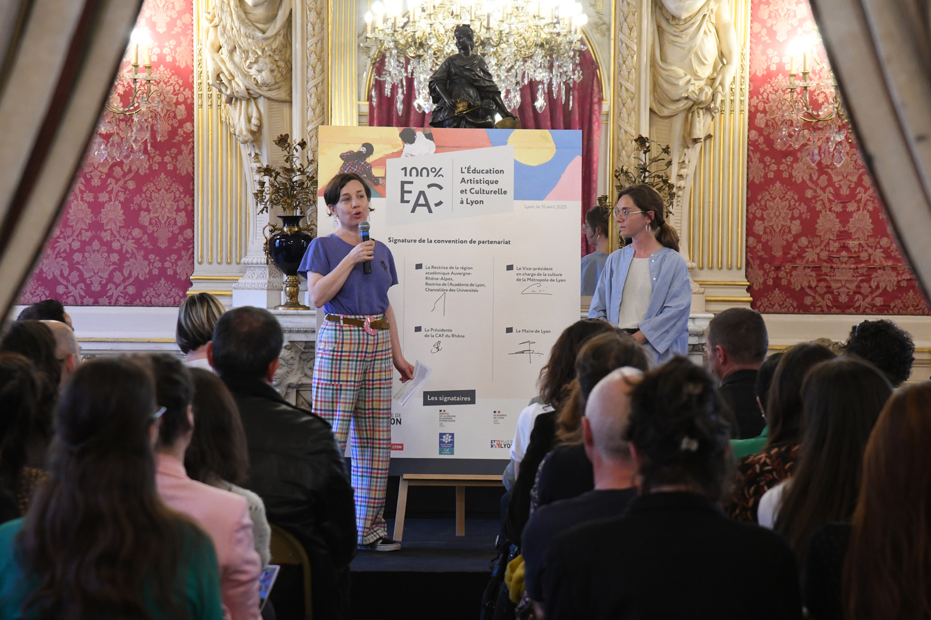 bloffique à la 𝗦𝗶𝗴𝗻𝗮𝘁𝘂𝗿𝗲 𝗱𝗲 𝗹𝗮 𝗖𝗼𝗻𝘃𝗲𝗻𝘁𝗶𝗼𝗻 𝗱𝗲 𝗽𝗮𝗿𝘁𝗲𝗻𝗮𝗿𝗶𝗮𝘁 𝗽𝗼𝘂𝗿 𝗹’𝗘𝗱𝘂𝗰𝗮𝘁𝗶𝗼𝗻 𝗔𝗿𝘁𝗶𝘀𝘁𝗶𝗾𝘂𝗲 𝗲𝘁 𝗖𝘂𝗹𝘁𝘂𝗿𝗲𝗹𝗹𝗲 (𝗘𝗔𝗖) 𝘁𝗼𝘂𝘁 𝗮𝘂 𝗹𝗼𝗻𝗴 𝗱𝗲 𝗹𝗮 𝘃𝗶𝗲, de la Ville de Lyon